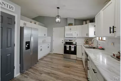 917 S Sterling Ln, Pueblo, CO 81007 - Photo 6