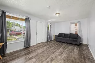 608 E 10th St, Pueblo, CO 81001 - Photo 6