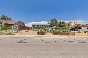 2121 W 11th St, Pueblo, CO 81003 - Photo 2