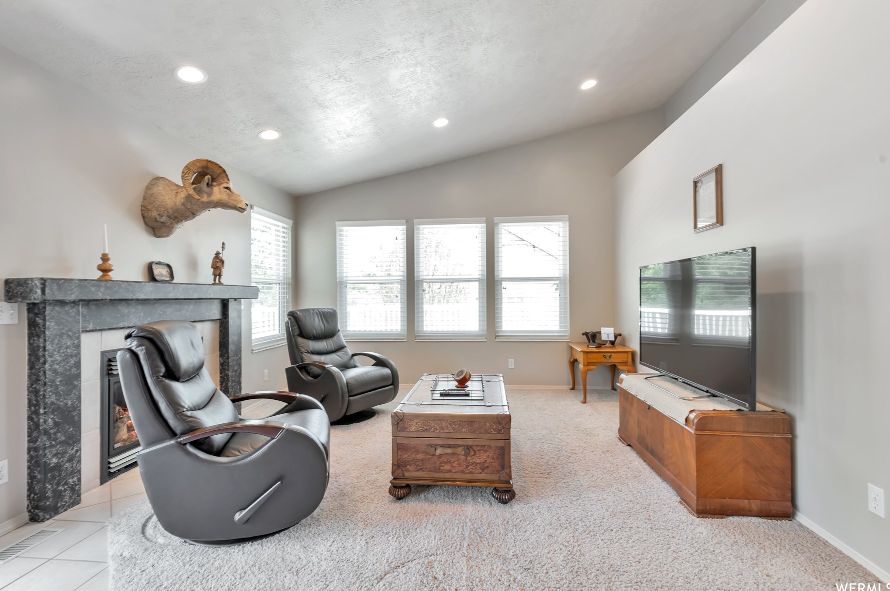 1214 Jordan Riv Dr, Riverton UT 84095-8250 exterior