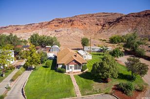 195 E 200 N, Moab, UT 84532 - Photo 2