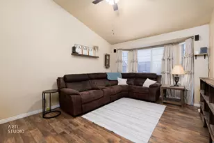 78 N Peach St E, Santaquin, UT 84655 - Photo 2