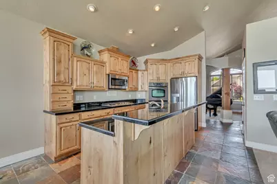 2116 E Falcon Ridge Dr, Draper (UT Cnty), UT 84020 - Photo 10