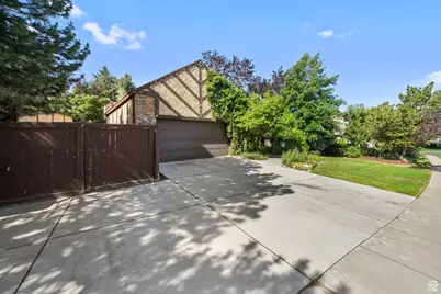 8916 S Cobble Crest Ln E, Sandy, UT 84093 - Photo 2