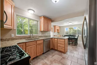 8916 S Cobble Crest Ln E, Sandy, UT 84093 - Photo 12