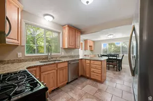 8916 S Cobble Crest Ln E, Sandy, UT 84093 - Photo 12