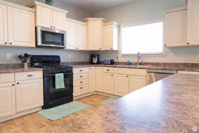 1060 Searle Ln E, Eagle Mountain, UT 84005 - Photo 22
