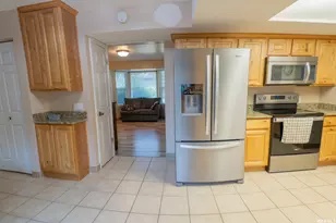 2103 E Kramer Dr, Sandy, UT 84092 - Photo 10