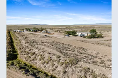 1040 W Center St, Hinckley, UT 84635 - Photo 2