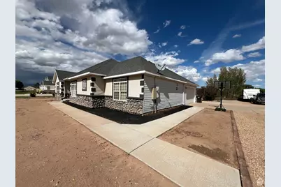 207 S Stonegate Dr, Roosevelt, UT 84066 - Photo 2
