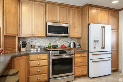 6701 S 2445 E, Cottonwood Heights, UT 84121 - Photo 6