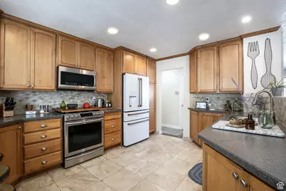 6701 S 2445 E, Cottonwood Heights, UT 84121 - Photo 14