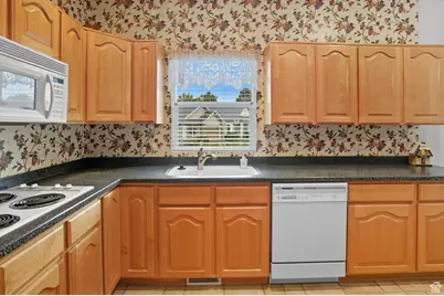 4602 S Hathaway Dr E, Roy, UT 84067 - Photo 14