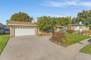 7138 S Chris Ln E, Cottonwood Heights, UT 84121 - Photo 2