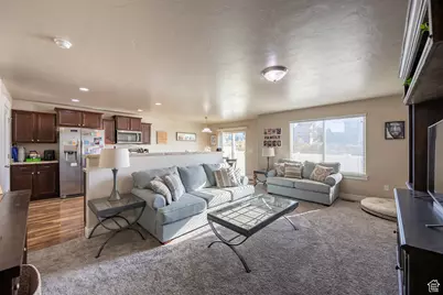 757 W Gallant Dr, Bluffdale, UT 84065 - Photo 2