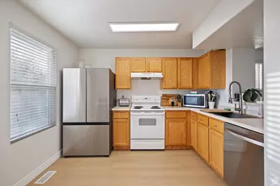 7954 N Dundee Dr, Eagle Mountain, UT 84005 - Photo 10