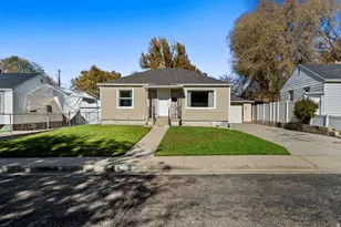 121 S Lakeview Dr, Clearfield, UT 84015 - Photo 2