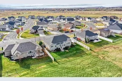 2444 N Hooded Crane Cir #11, Clinton, UT 84015 - Photo 42