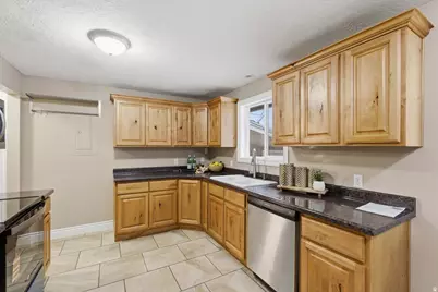 1096 N 300 W, Layton, UT 84041 - Photo 10