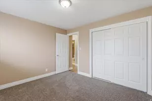 1096 N 300 W, Layton, UT 84041 - Photo 16