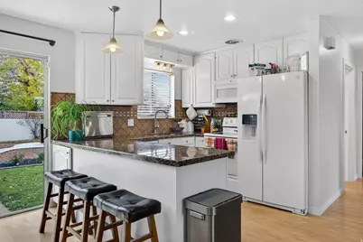 386 E Pioneer Ave S, Sandy, UT 84070 - Photo 10