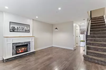 586 W 1950 N, Centerville, UT 84014 - Photo 4