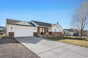 2026 E Saddleback View Dr, Enoch, UT 84721 - Photo 2