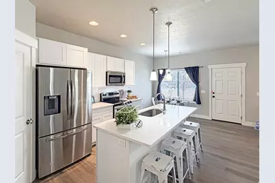 833 S Cowans Ct, Clearfield, UT 84015 - Photo 4