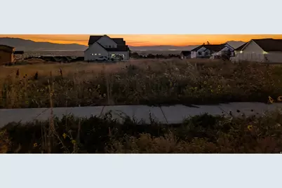 882 E 160 N #4, Hyde Park, UT 84318 - Photo 2