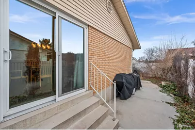 1065 E Fallbrook Way, Sandy, UT 84094 - Photo 30