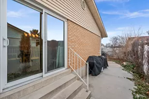 1065 E Fallbrook Way, Sandy, UT 84094 - Photo 30