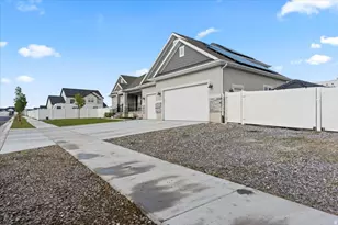 4832 N Frary Peak Way E, Eagle Mountain, UT 84005 - Photo 4