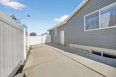 1798 E Sunrise Meadow Dr, Sandy, UT 84093 - Photo 32