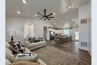 114 E 2000 S, Vernal, UT 84078 - Photo 12