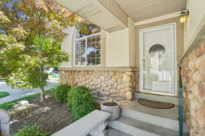 798 E Spruce Tree Ln, Sandy, UT 84094 - Photo 4
