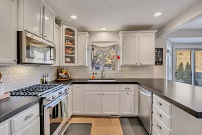 2043 E Brookings Dr, Draper (UT Cnty), UT 84020 - Photo 12