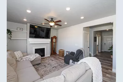 582 W Durfee St, Grantsville, UT 84029 - Photo 8