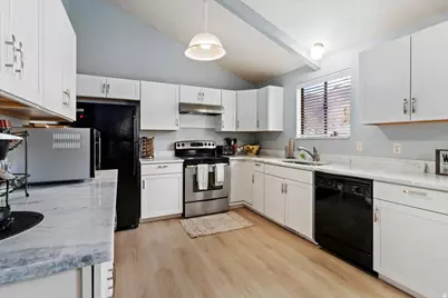 8931 S Quail Hollow Dr, Sandy, UT 84093 - Photo 10