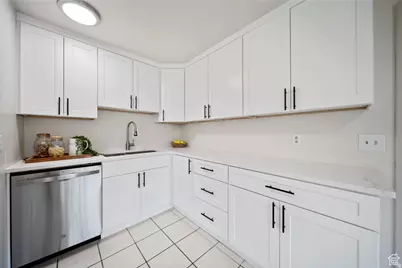 1920 E 7130 S, Cottonwood Heights, UT 84121 - Photo 4