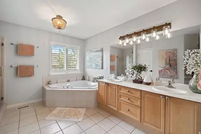 9092 S Enchanted Oak Ln E, Sandy, UT 84094 - Photo 12