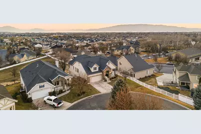 2421 Renaissance Ct, Pleasant Grove, UT 84062 - Photo 2