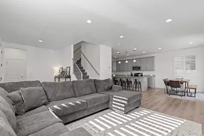 1912 W Parkview Dr, Syracuse, UT 84075 - Photo 2