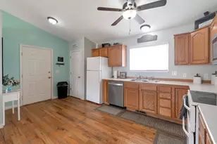 566 S Center St, Santaquin, UT 84655 - Photo 8