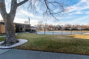 241 E Vagabond Dr, Murray, UT 84107 - Photo 2