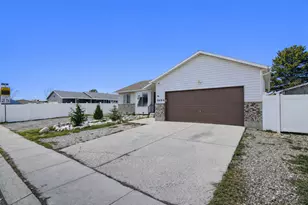 8464 S Meadowlark Ln, West Jordan, UT 84088 - Photo 2