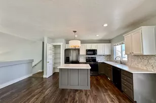 6724 W Hunter Wood Circle, West Valley, UT 84128 - Photo 8