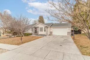 729 E Crestview Dr S, Tooele, UT 84074 - Photo 2
