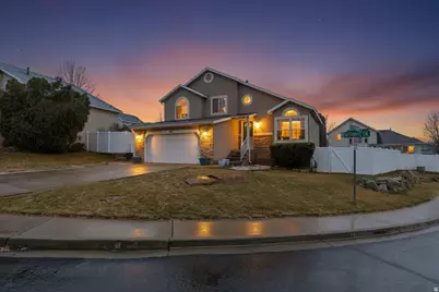 558 Eastpointe Cir, North Salt Lake, UT 84054 - Photo 2