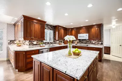 871 N Poplar Cir E, Centerville, UT 84014 - Photo 2