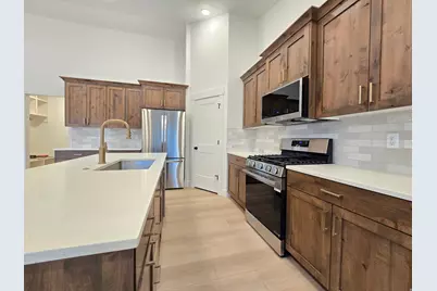 1019 W 200 N, Clearfield, UT 84015 - Photo 4